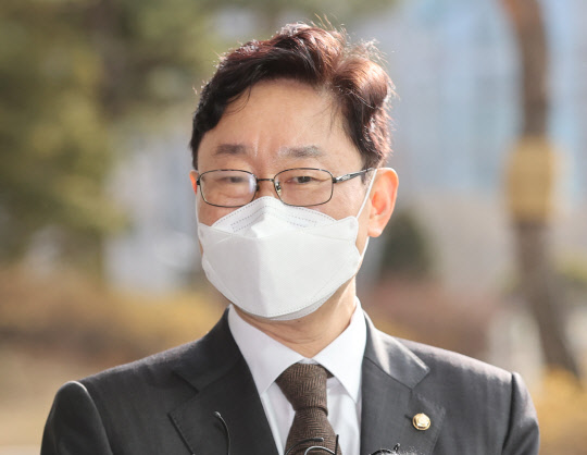 박범계 법무부 장관 후보자가 31일 오후 서울 서초구 서울고등검찰청 청사에 마련된 인사청문회 준비 사무실로 출근하며 취재진의 질문에 답하고 있다.   연합뉴스